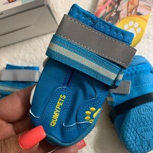 NEW IN BOX Qumy Blue Dog Shoes For Medium/Large Breed Dog Size 2 18-27 Lbs